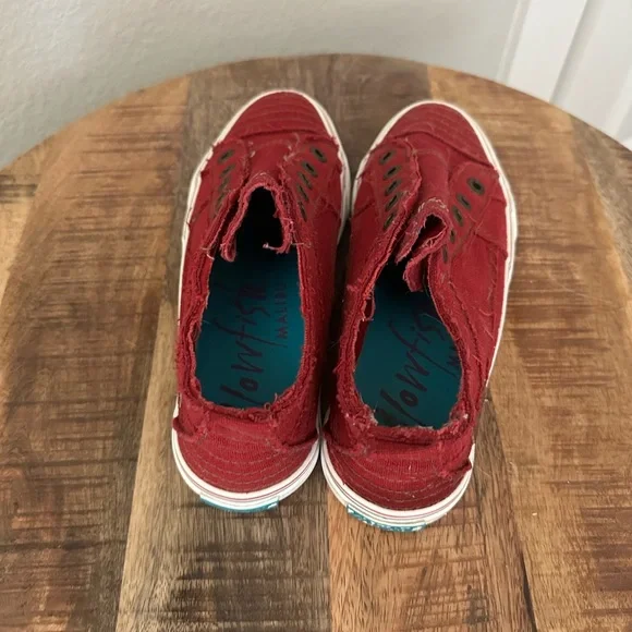 Women’s beautiful red sneakers. Barely worn, like new, true to size - Picture 3 of 4